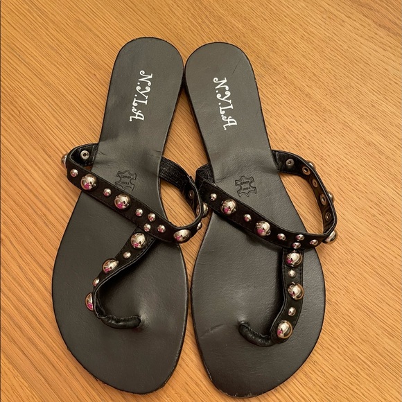 These cute flats come in different colors! - Picture 3 of 4